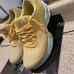 Mizuno Women's Yellow Athletic Shoes